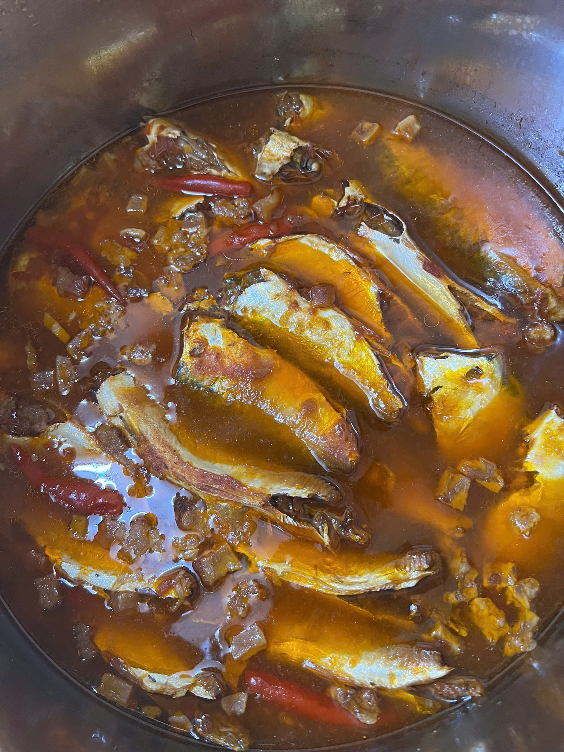 nồi cá nục kho rục đang sôi